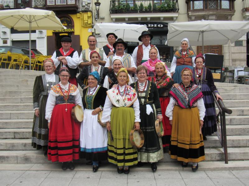 Foto 10. Actuación del grupo folclórico del “Traje Regional Cántabro” de Torrelavega en la Plaza de Cañadío