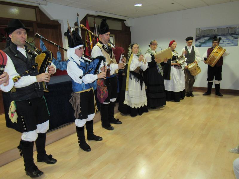 Foto 2. Actuación del Grupo “Santaia” de Oleiros (A Coruña)