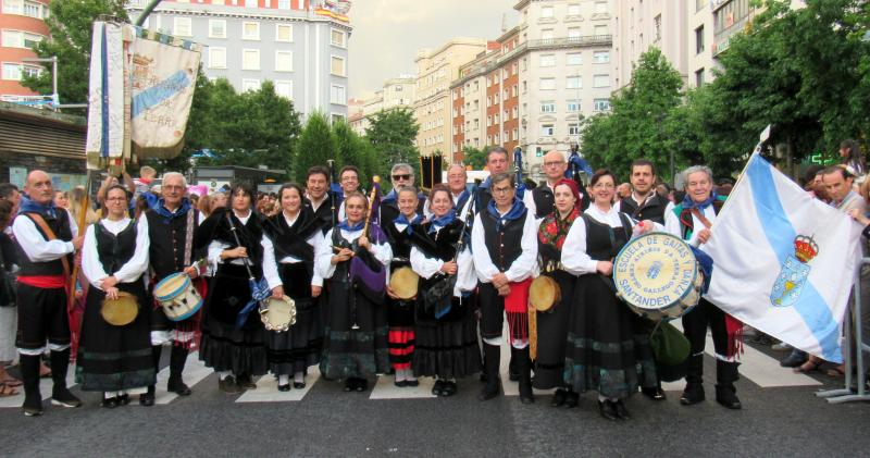 Foto 3. Desfile del Grupo de Gaitas del Centro Gallego de Santander “Airiños da Terra”, en el inicio de las fiestas de Santiago de Santander