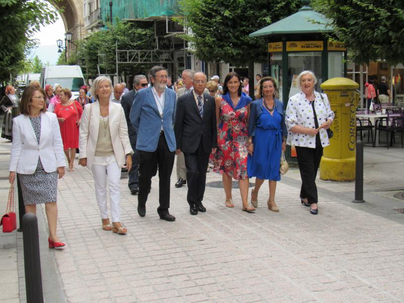 Foto 5. Desfile de Santiago. La alcaldesa de Santander, Gema Igual (3ª por la derecha), en compañía de la Junta Directiva del Centro Gallego y la concejala Pilar Pescador (2ª por la izquierda)