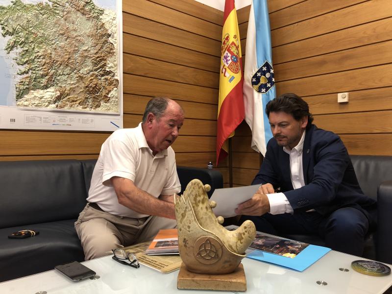 Na imaxe, o secretario xeral da Emigración e o presidente da entidade galega na cidade norteafricana
