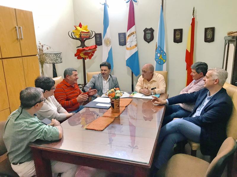 Miranda, con los y las representantes del nuevo centro gallego de la también santafesina localidad de Santa Fe, en vías de constitución