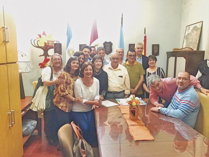Miranda, con miembros de la directiva y subcomisiones del Centro Gallego de Santa Fe, que celebrará en 2019 su centenario