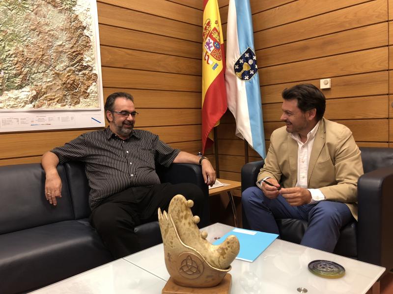 Antonio Rodríguez Miranda e Eduardo Pahíno, durante a reunión no despacho do secretario xeral da Emigración en Santiago de Compostela Antonio Rodríguez Miranda e Eduardo Pahíno, durante a reunión no despacho do secretario xeral da Emigración en Santiago de Compostela