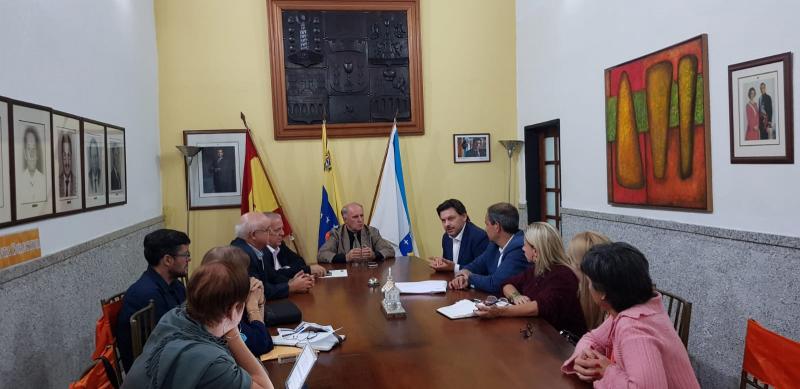 O secretario xeral da Emigración, cos e coas responsables das oficinas de atención social das entidades galegas en Venezuela