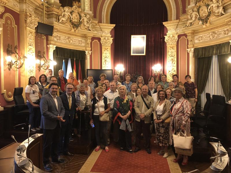 Xesús Vázquez, alcalde de Ourense, explicoulles a historia do edificio que acolle a Casa Consistorial ourensá 