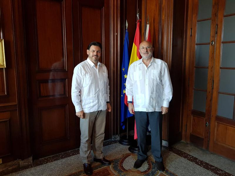 El secretario xeral da Emigración, Antonio Rodríguez Miranda, con el nuevo embajador de España en Cuba, Juan Fernández Trigo