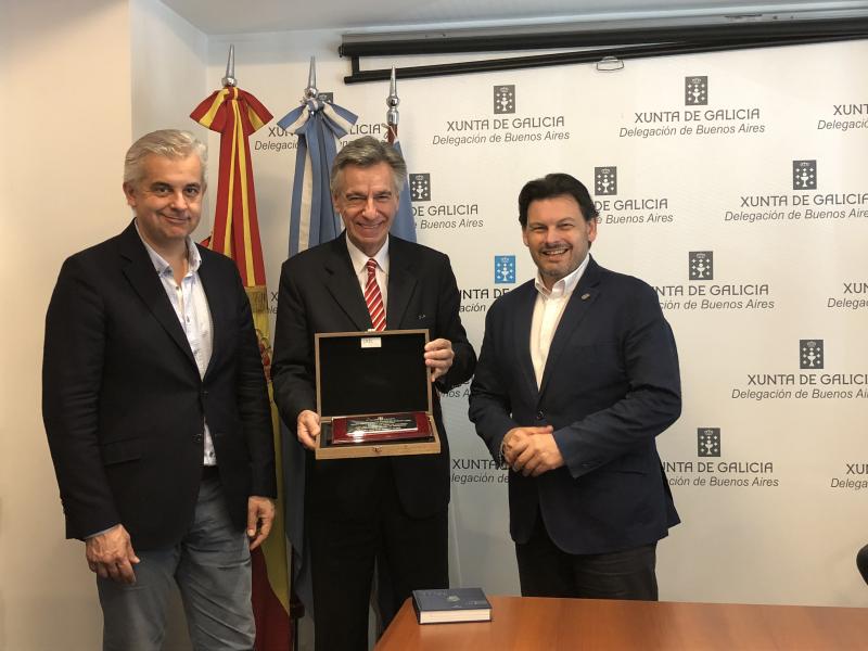 Miranda hizo entrega al presidente de la Unión Residentes de Dodro en Buenos Aire de un presente conmemorativo de los cien años de vida de la entidad