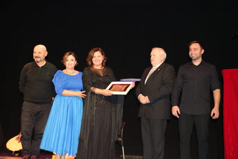 O Teatro do Raval de Castelló acolleu unha gala na que participou como artista invitada a fadista e compositora luso-galaica Maria do Ceo, xunto co grupo de baile tradicional da entidade 'Aturuxos na Chaira'