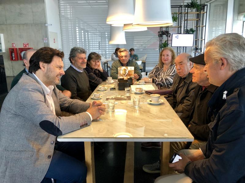 O secretario xeral da Emigración reuniuse co pintor marinense e con representantes da Municipalidad e do Museo do Mar para concretar a proposta de cara a 2019