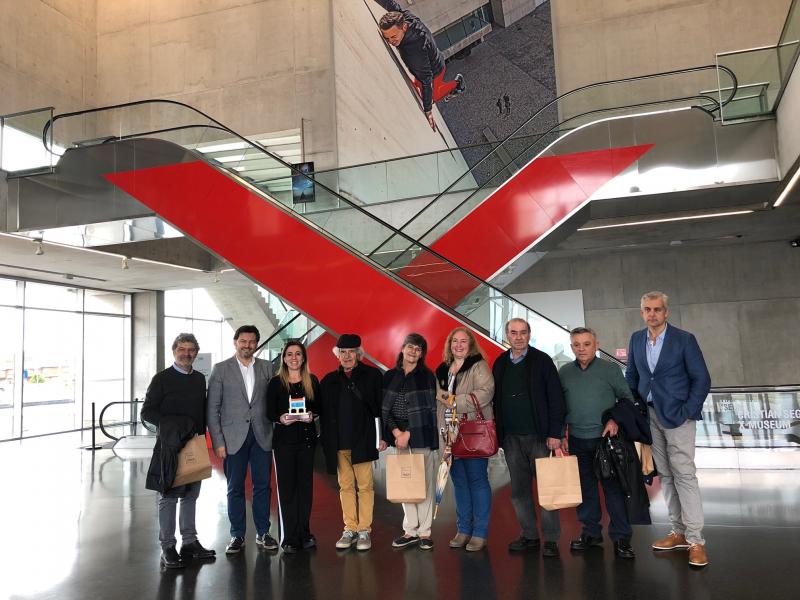 El secretario xeral da Emigración se reunió con el pintor marinense y con representantes de la Municipalidad y del Museo del Mar para concretar la propuesta de cara a 2019
