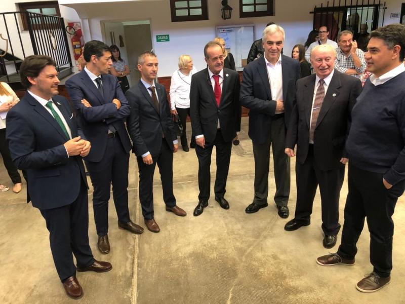 De esquerda a dereita: o secretario xeral da Emigración; o alcalde de San Amaro, o vicepresidente da Deputación de Ourense; o alcalde do Carballiño; o embaixador de España na Arxentina; o presidente do Centro Partido do Carballiño; e o alcalde da Municipalidad de Vicente López 