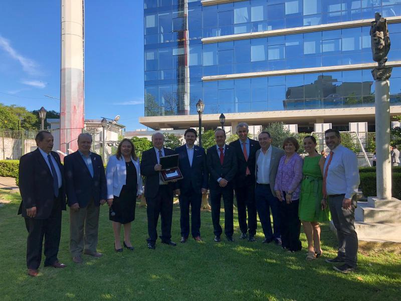 O secretario xeral da Emigración fixo entrega ao presidente do Centro Partido do Carballiño, Emilio Nogueira, dunha placa conmemorativa do centenario da entidade galega