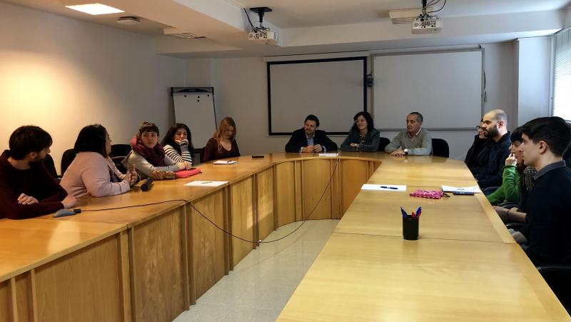 El secretario xeral da Emigración también se reunió con las y los beneficiarios de las Becas Excelencia Juventud Exterior que cursan un máster en el campus de Lugo