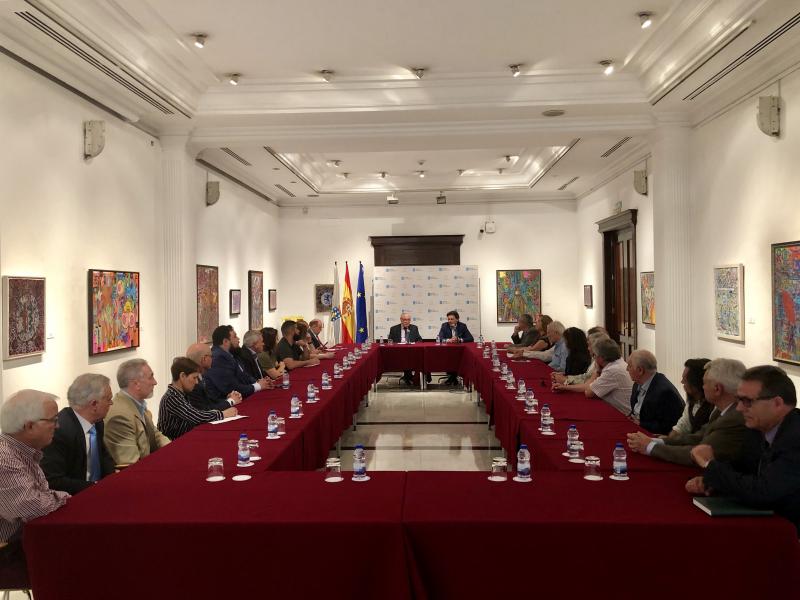Imaxe da reunión, esta tarde, do secretario xeral da Emigración coas e cos directivos das principais entidades galegas en Madrid