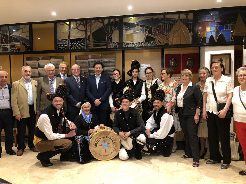 Antonio Rodríguez Miranda y José Ramón Ónega López, con las y los integrantes de la Agrupación Artística Rosalía de Castro de Madrid