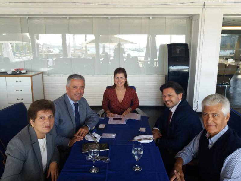 De esquerda a dereita: a presidenta de Recreio dos Anciãos, Regina Jallas; o secretario xeral de Política Lingüística, Valentín García; Camila Fernández y Fernández, presidenta da Aegal-Rio; o secretario xeral da Emigración, Antonio Rodríguez Miranda; e o vicepresidente de Aegal-Rio, Francisco Antonio Guede Rivas