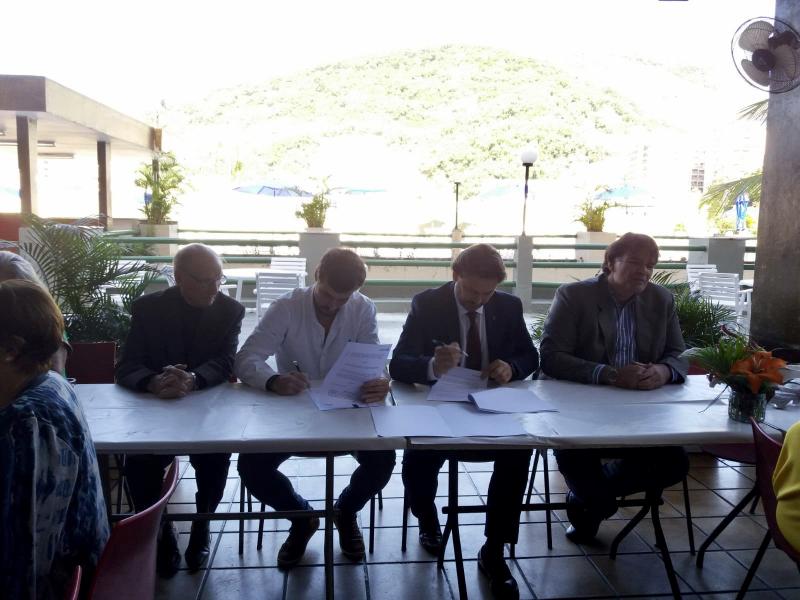 El secretario xeral da Emigración, en la firma del convenio con la Casa de España en Río de Janeiro