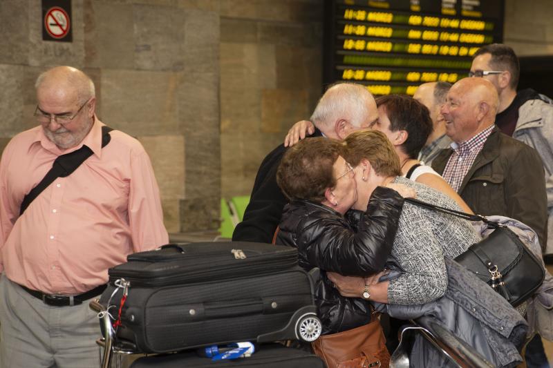 Imagen de la llegada esta mañana de las y los participantes procedentes de Argentina al aeropuerto coruñés de Alvedro
