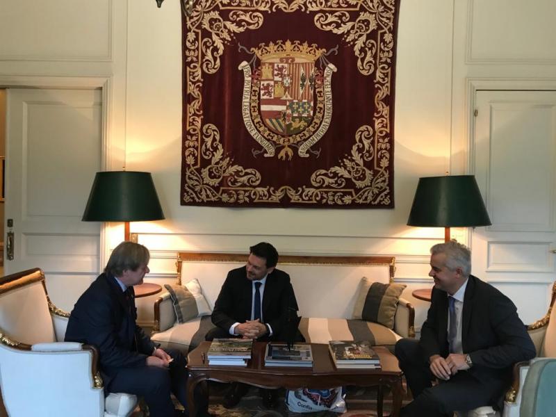 Na foto aparecen, de esquerda á dereita, o delegado da Xunta na Arxentina, Alejandro López Dobarro; o secretario xeral da Emigración, Antonio Rodríguez Miranda; e o embaixador de España no Uruguai, José Javier Gómez-Llera y García-Nava Na foto aparecen, de esquerda á dereita, o delegado da Xunta na Arxentina, Alejandro López Dobarro; o secretario xeral da Emigración, Antonio Rodríguez Miranda; e o embaixador de España no Uruguai, José Javier Gómez-Llera y García-Nava