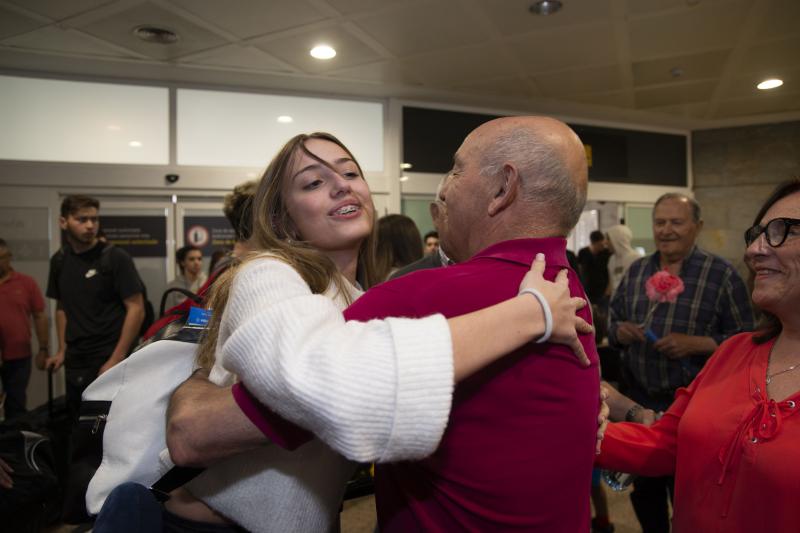 Miranda recibe a los 30 primeros jóvenes gallegos del exterior que aterrizaron en Alvedro procedentes del Uruguay para participar en el 'Conecta con Galicia'