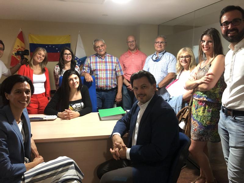 El secretario xeral da Emigración y la jefa territorial de Política Social de la Delegación de Lugo, en su visita a la nueva oficina del retorno de Fevega en la capital lucense