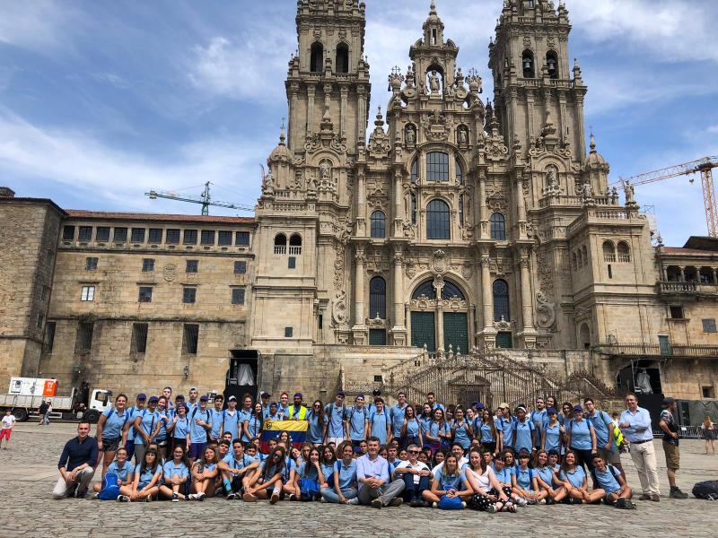 Imaxe desta tarde, na Praza do Obradoiro, das mozas e mozos da segunda quenda do Conecta con Galicia 2019 da Xunta de Galicia