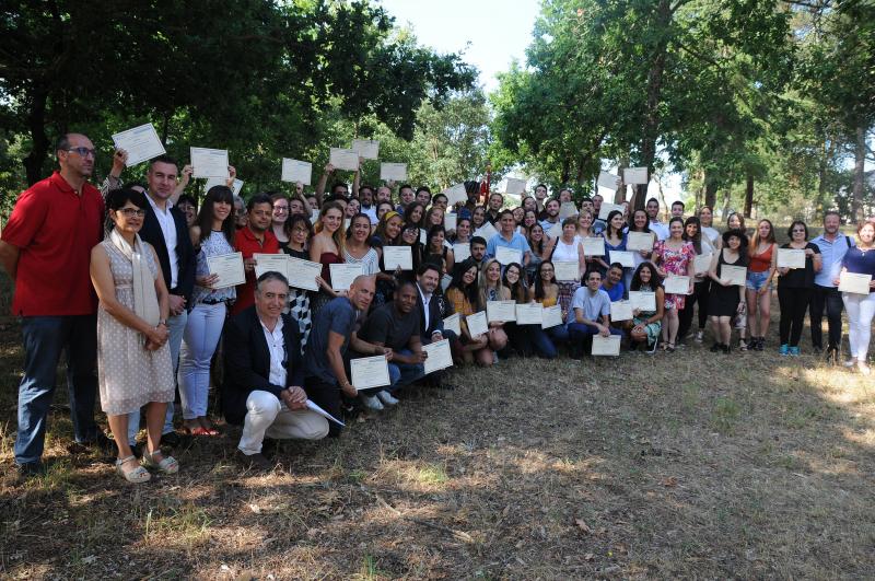 Imagen de la entrega de diplomas a las y los participantes en las Escolas Abertas 2019 de la Secretaría Xeral da Emigración Imagen de la entrega de diplomas a las y los participantes en las Escolas Abertas 2019 de la Secretaría Xeral da Emigración