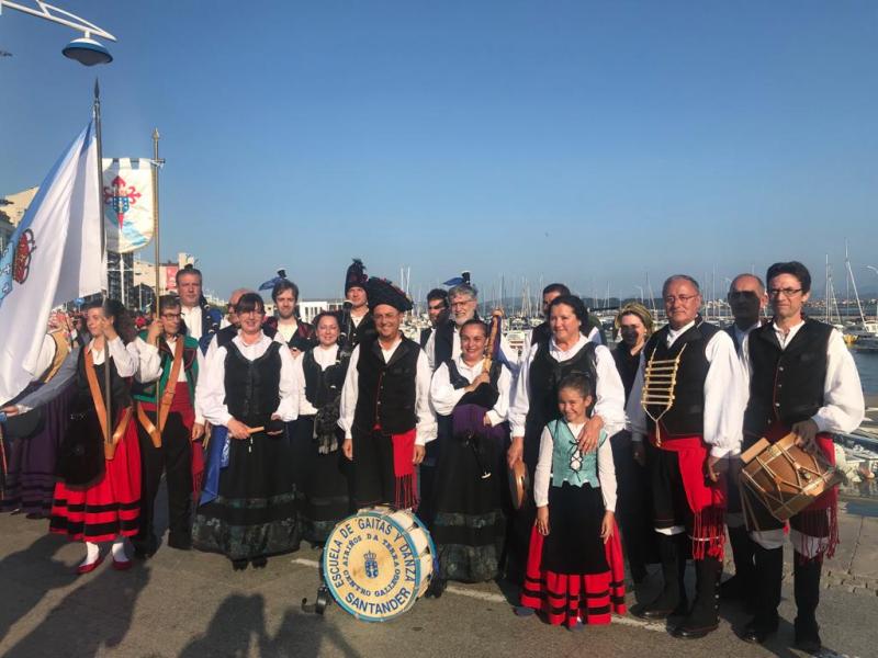 Foto 1: Desfile de la Semana Grande del grupo folclórico Airiños da Terra del Centro Gallego de Santander