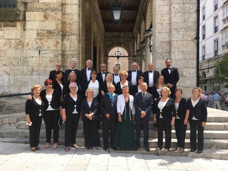 Foto 8: El coro Voces de Santander también intervino en el oficio religioso