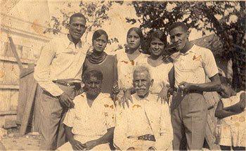 Na imaxe: Antonio Machín (de pé á esquerda) con catro das súas irmás e irmáns e o seu pai e a súa nai (foto cedida pola familia)