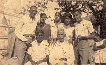 En la imagen: Antonio Machín (de pie a la izquierda) con cuatro de sus hermanas y hermanos y su padre y su madre (foto cedida por la familia)