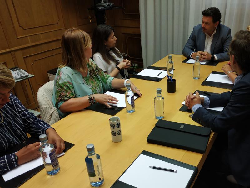 Miranda trasládalle aos representantes de HEVEGA o “permanente compromiso” da Xunta coa situación dos galegos de Venezuela Miranda trasládalle aos representantes de HEVEGA o “permanente compromiso” da Xunta coa situación dos galegos de Venezuela