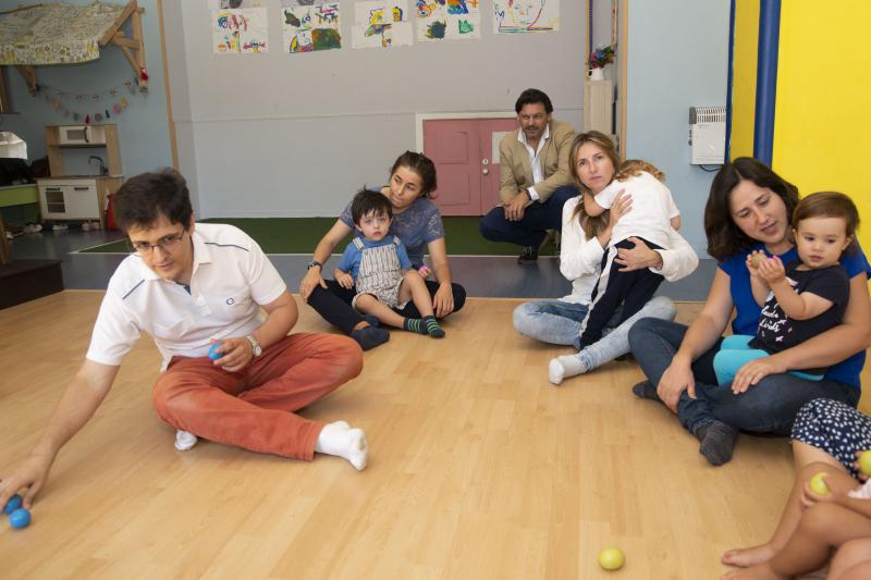 O secretario xeral da Emigración comparte unha das clases de aprendizaxe musical de bebés impartida por Rubén Someso Gómez, de volta en Galicia tras varios anos en Holanda e Reino Unido