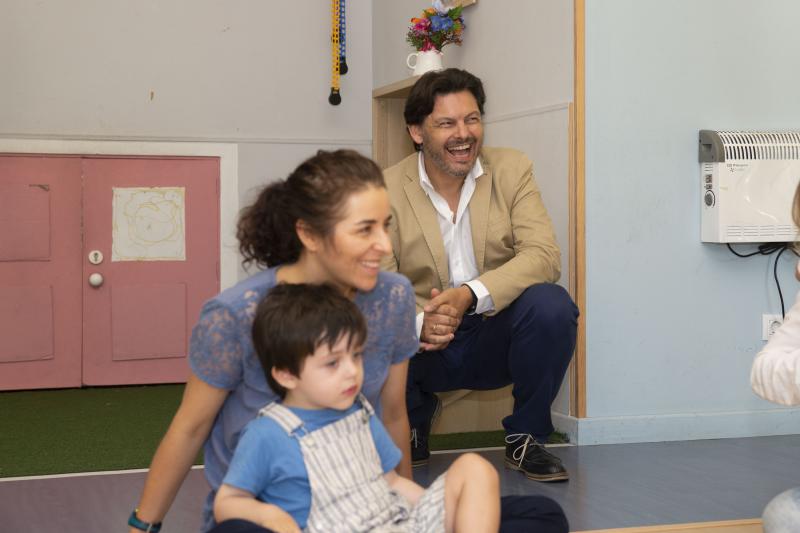 El secretario general de la Emigración comparte una de las clases de aprendizaje musical de bebés impartida por Rubén Someso Gómez, de vuelta en Galicia tras varios años en Holanda y Reino Unido