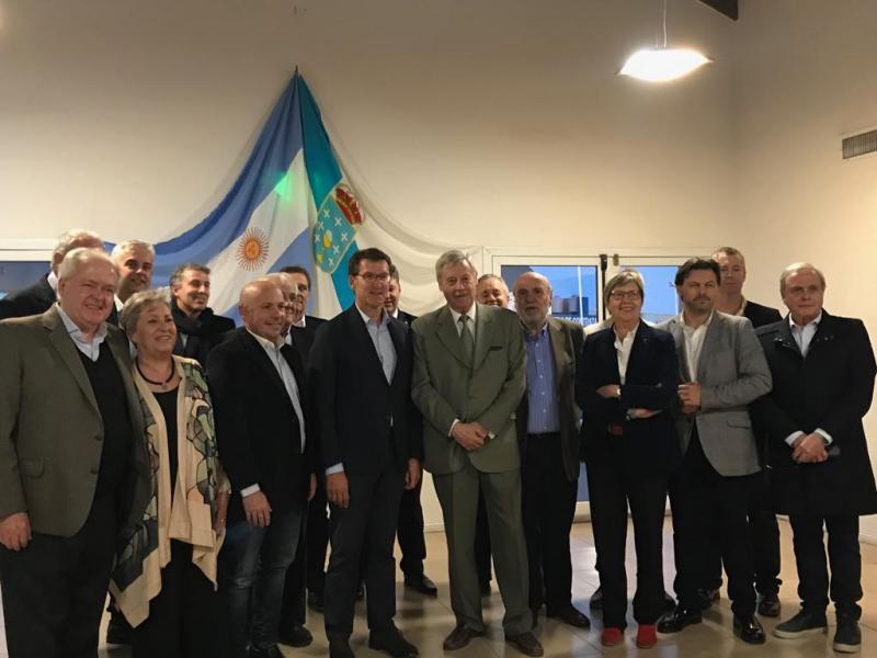 El presidente de la Xunta visitó el muelle de Puerto Madryn, en la provincia argentina de Chubut, con responsables de empresas pesqueras y del puerto y, posteriormente, visitó la Casa de Galicia Voces da Nosa Terra