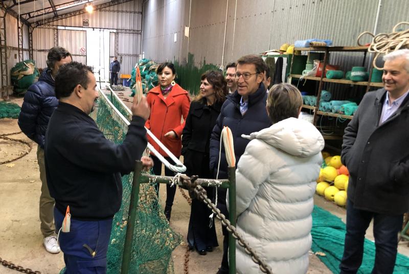 O presidente da Xunta, Alberto Núñez Feijóo, acompañado pola conselleira do Mar e o secretario xeral da Emigración, recibiu as explicacións dun redeiro de Bouzas durante a visita á pesqueira Vieira de Argentina