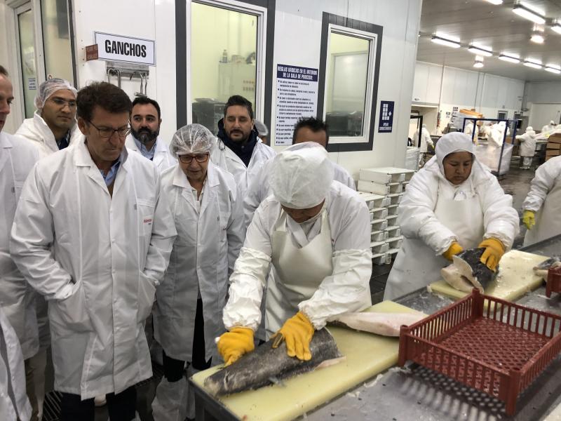 O presidente da Xunta, Alberto Núñez Feijóo, acompañado pola conselleira do Mar, durante a visita a Pesquera Argenova, do Grupo Nueva Pescanova, a única empresa española na Arxentina que captura pescada negra