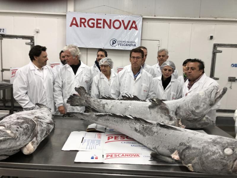 O presidente da Xunta, Alberto Núñez Feijóo, acompañado pola conselleira do Mar e o secretario xeral da Emigración, durante a visita a Pesquera Argenova, do Grupo Nueva Pescanova, a única empresa española na Arxentina que captura pescada negra
