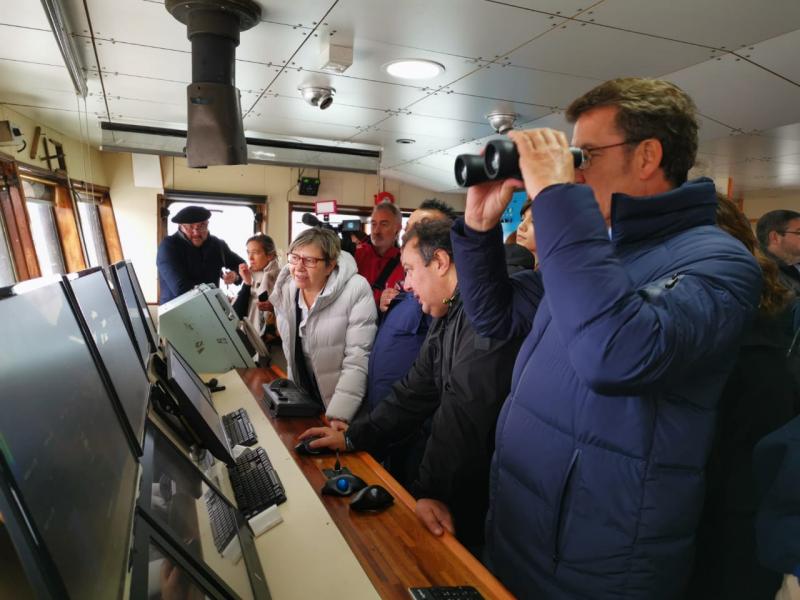 O presidente da Xunta, Alberto Núñez Feijóo, acompañado pola conselleira do Mar, Rosa Quintana, durante a visita ao barco Argenova XXI do Grupo Nueva Pescanova