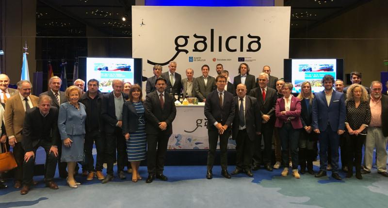 El presidente de la Xunta, Alberto Núñez Feijóo, la conselleira do Mar, Rosa Quintana, y el secretario xeral da Emigración, Antonio Rodríguez Miranda, durante la inauguración de la iniciativa Obradoiro de Sabores