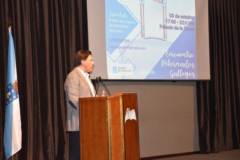 O secretario xeral da Emigración, acompañado polo delegado territorial da Xunta na Coruña, Ovidio Rodeiro, inaugura o 1º Encontro de Retornados Galegos organizado por HEVEGA
