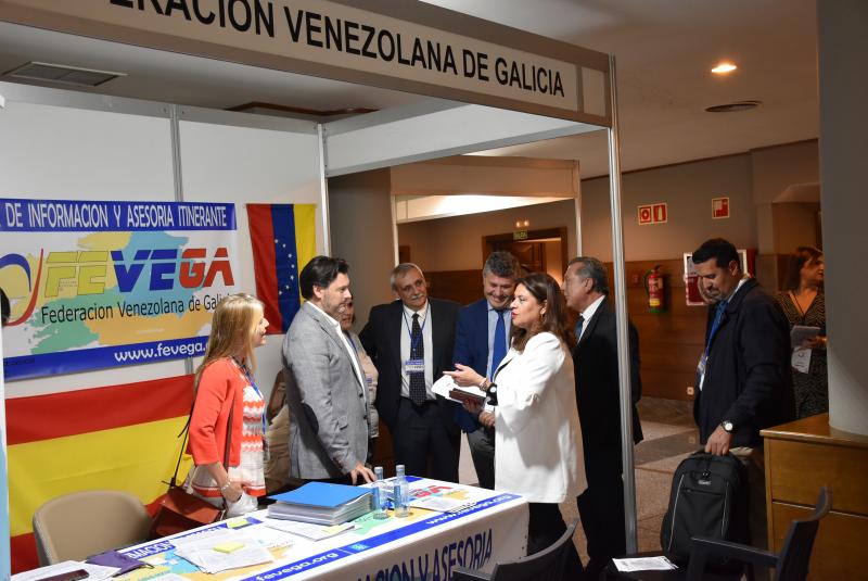 O secretario xeral da Emigración, acompañado polo delegado territorial da Xunta na Coruña, Ovidio Rodeiro, inaugura o 1º Encontro de Retornados Galegos organizado por HEVEGA