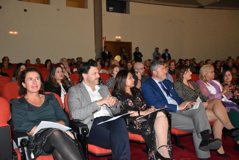 O secretario xeral da Emigración, acompañado polo delegado territorial da Xunta na Coruña, Ovidio Rodeiro, inaugura o 1º Encontro de Retornados Galegos organizado por HEVEGA