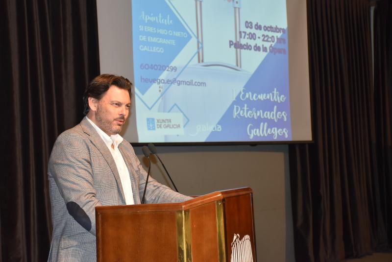 O secretario xeral da Emigración, acompañado polo delegado territorial da Xunta na Coruña, Ovidio Rodeiro, inaugura o 1º Encontro de Retornados Galegos organizado por HEVEGA