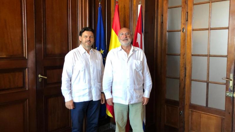 O secretario xeral da Emigración (á esquerda), co embaixador de España en Cuba