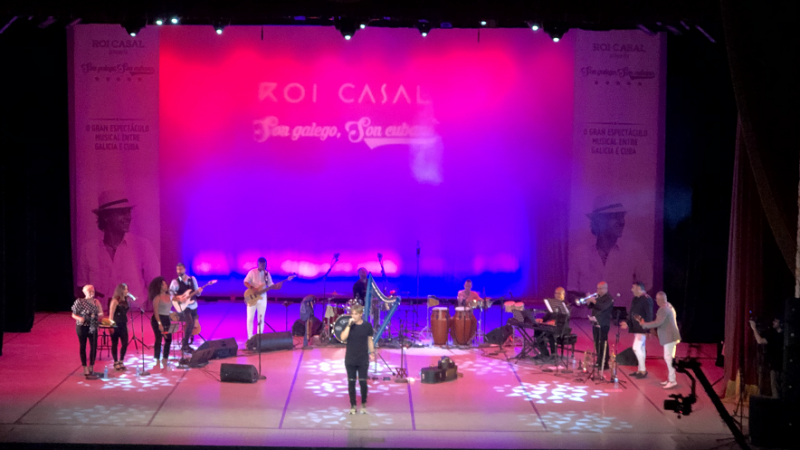 Baixo a dirección do compositor participaron no proxecto, estreado en 2016, figuras da cultura galega e cubana como Pablo Milanés, Xosé Neira Vilas, Laritza Bacallao ou Miguel Núñez