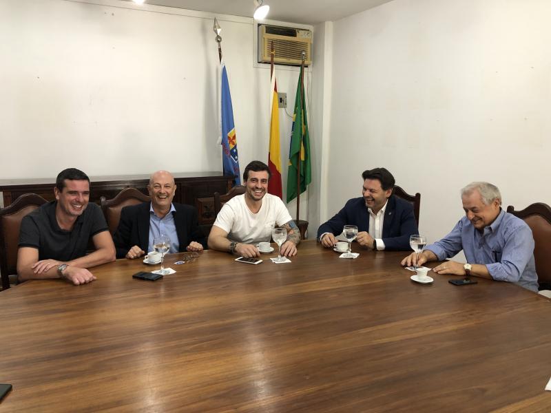 O secretario xeral da Emigración, na súa visita á Casa de España de Río de Xaneiro