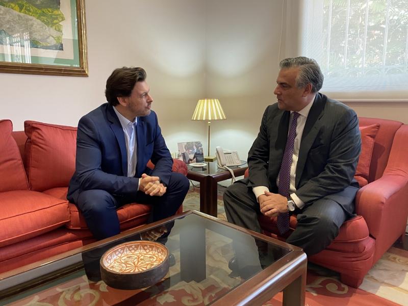 O secretario xeral da Emigración, Antonio Rodríguez Miranda, co embaixador de España en Caracas, Jesús Silva