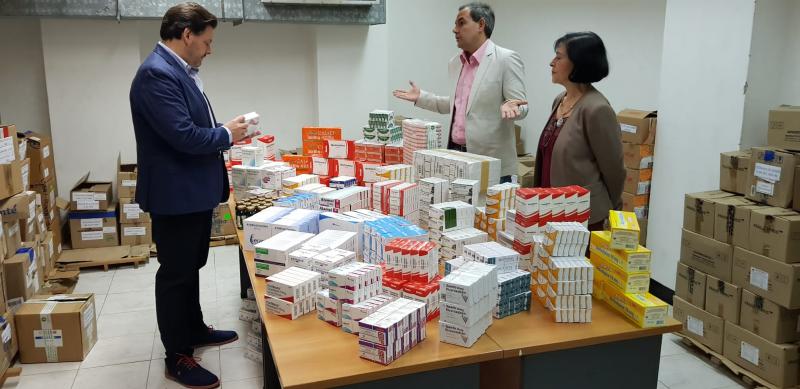 O secretario xeral da Emigración supervisou a campaña de entrega de medicamentos, dotada este ano con 150.000 euros.